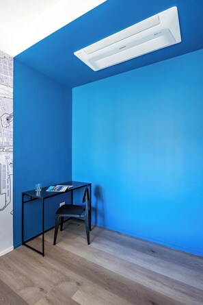 شقة بتجهيزات أساسية - غرفة نوم واحدة - بشرفة | مكواة/لوح كي وواي فاي مجانًا