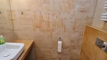 Haartrockner, Handtücher, Seife, Toilettenpapier