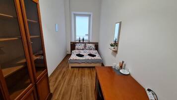 Kamar Klasik, 1 Tempat Tidur Double | Meja kerja, ruang kerja ramah laptop, dan setrika/meja setrika