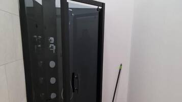 Pengering rambut, handuk, sabun, dan tisu toilet