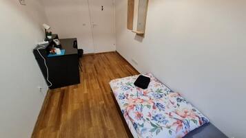 Habitación clásica, 1 cama individual | Escritorio y espacio para trabajar con laptop