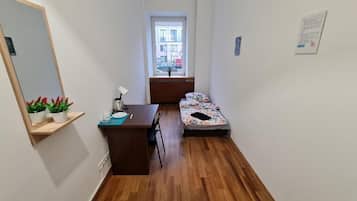 Kamar Klasik, 1 Tempat Tidur Twin | Meja kerja, ruang kerja ramah laptop, dan setrika/meja setrika