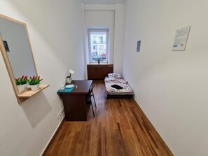 Habitación clásica, 1 cama individual | Escritorio y espacio para trabajar con laptop 