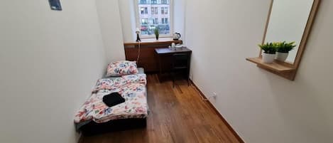 Escritorio y espacio para trabajar con laptop