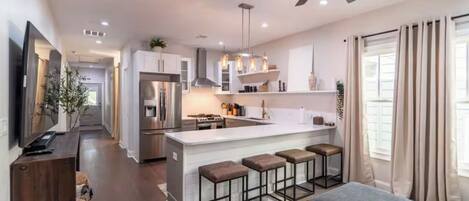 Een microgolfoven, een oven, een kookplaat, een vaatwasser