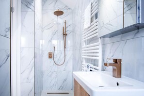 Maison (2 Bedrooms) | Salle de bain | Serviettes fournies