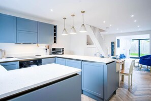 ميكروويف، فرن، كرسي للأطفال