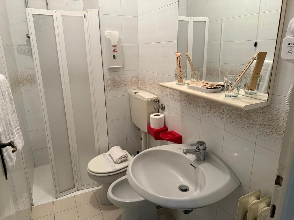 Classic Double Room, Balcony, City View | Bilik Mandi | Pancuran mandi, kelengkapan dandanan diri percuma, pengering rambut 