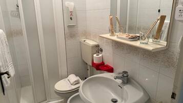 Classic Double Room, Balcony, City View | Bilik Mandi | Pancuran mandi, kelengkapan dandanan diri percuma, pengering rambut