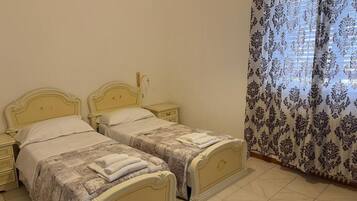 Classic-Zweibettzimmer, Balkon, Stadtblick | Schreibtisch, kostenloses WLAN