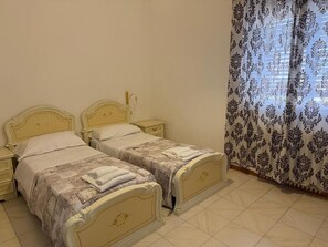 Classic Twin Room, Balcony, City View | Meja, Wi-fi percuma 