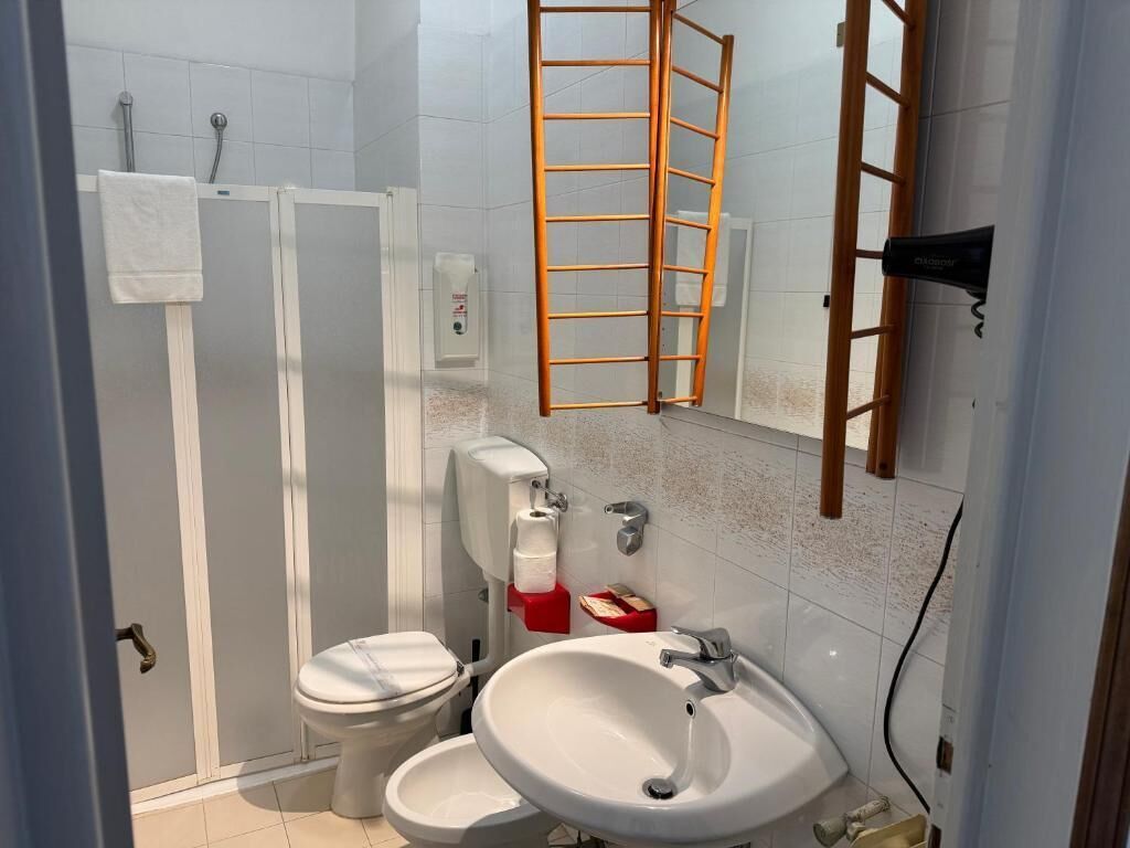 Classic-Doppelzimmer, Balkon, Stadtblick | Badezimmer | Dusche, kostenlose Toilettenartikel, Haartrockner, Handtücher