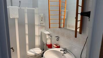 Classic-Doppelzimmer, Balkon, Stadtblick | Badezimmer | Dusche, kostenlose Toilettenartikel, Haartrockner, Handtücher