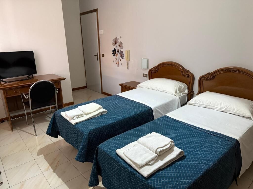 Classic Twin Room, Balcony, City View | Meja, Wi-fi percuma 