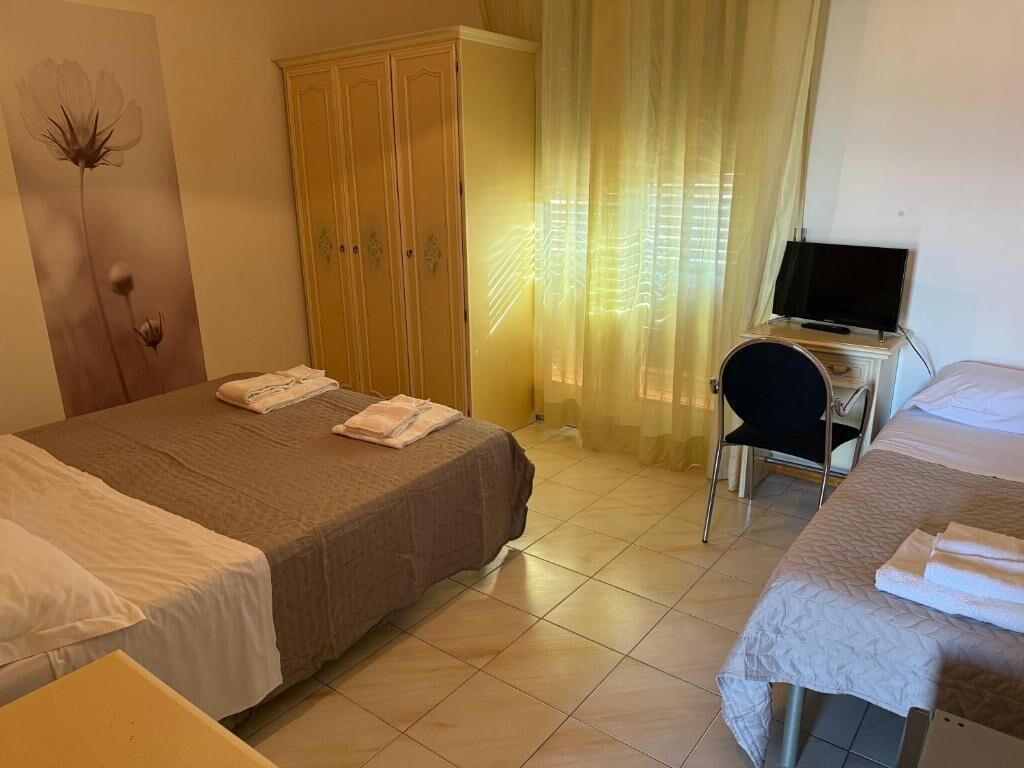 Classic Triple Room, Balcony, City View | Meja, Wi-fi percuma 