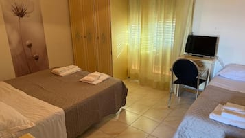 Habitación triple clásica, balcón, vista a la ciudad | Escritorio y wifi gratis