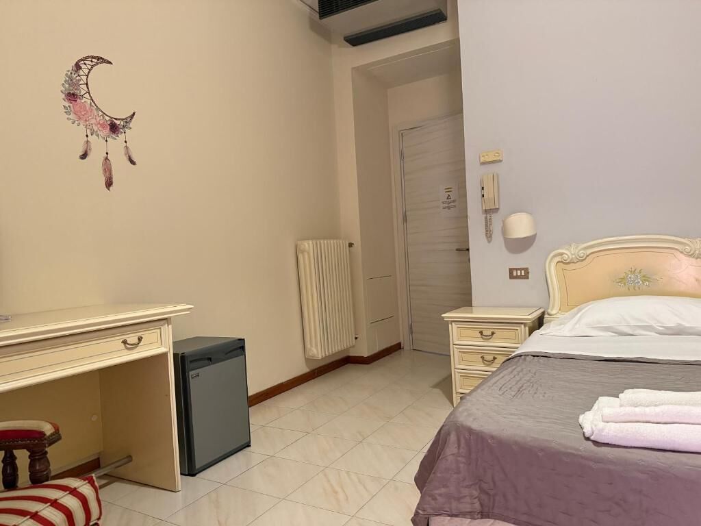 Classic Double Room, Balcony, City View | Meja, Wi-fi percuma 