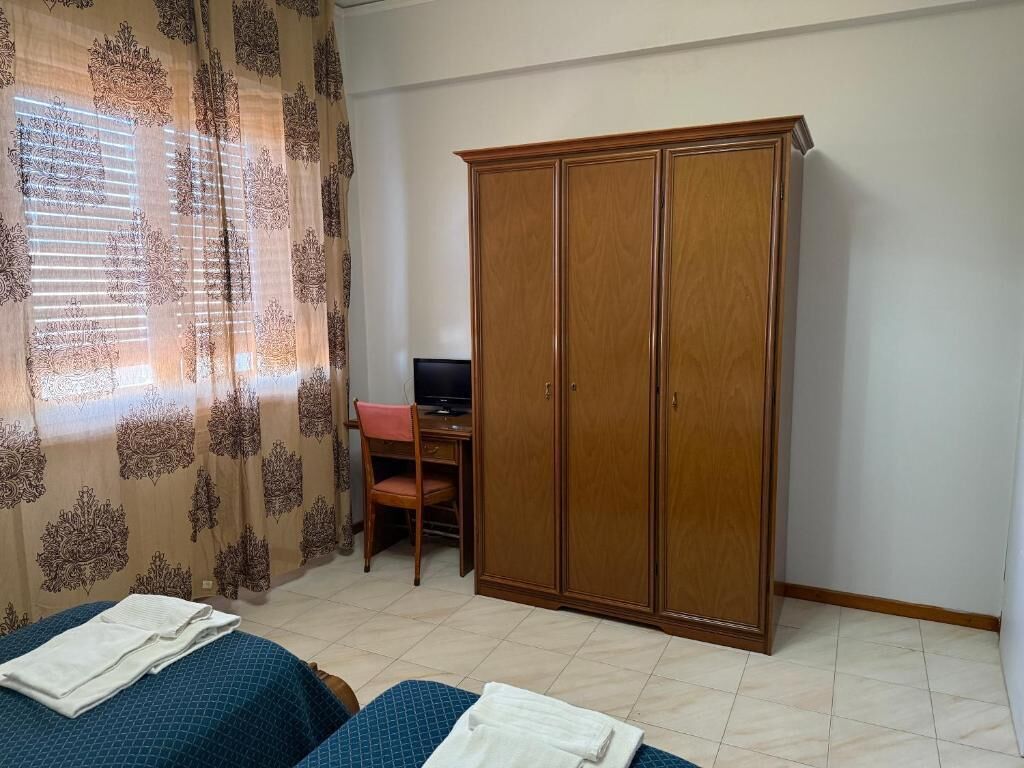 Habitación clásica con 2 camas individuales, balcón, vistas a la ciudad | Escritorio y wifi gratis