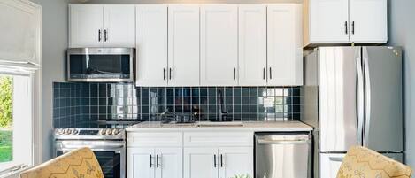 Réfrigérateur, micro-ondes, four, cafetiÚre/bouilloire