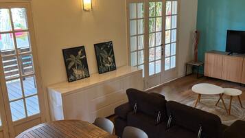 Family Villa, Pool View | Living area