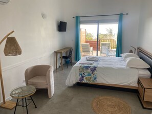 Comfort Double Room, Sea View | Peti besi dalam bilik, langsir/tirai gelap terus 
