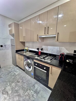 ثلاجة، ميكروويف، فرن، موقد طهي مسطح