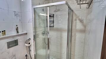 SĂšche-cheveux, serviettes fournies, savon, papier toilette