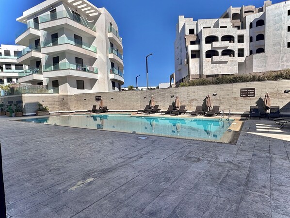 حمّام سباحة خارجي