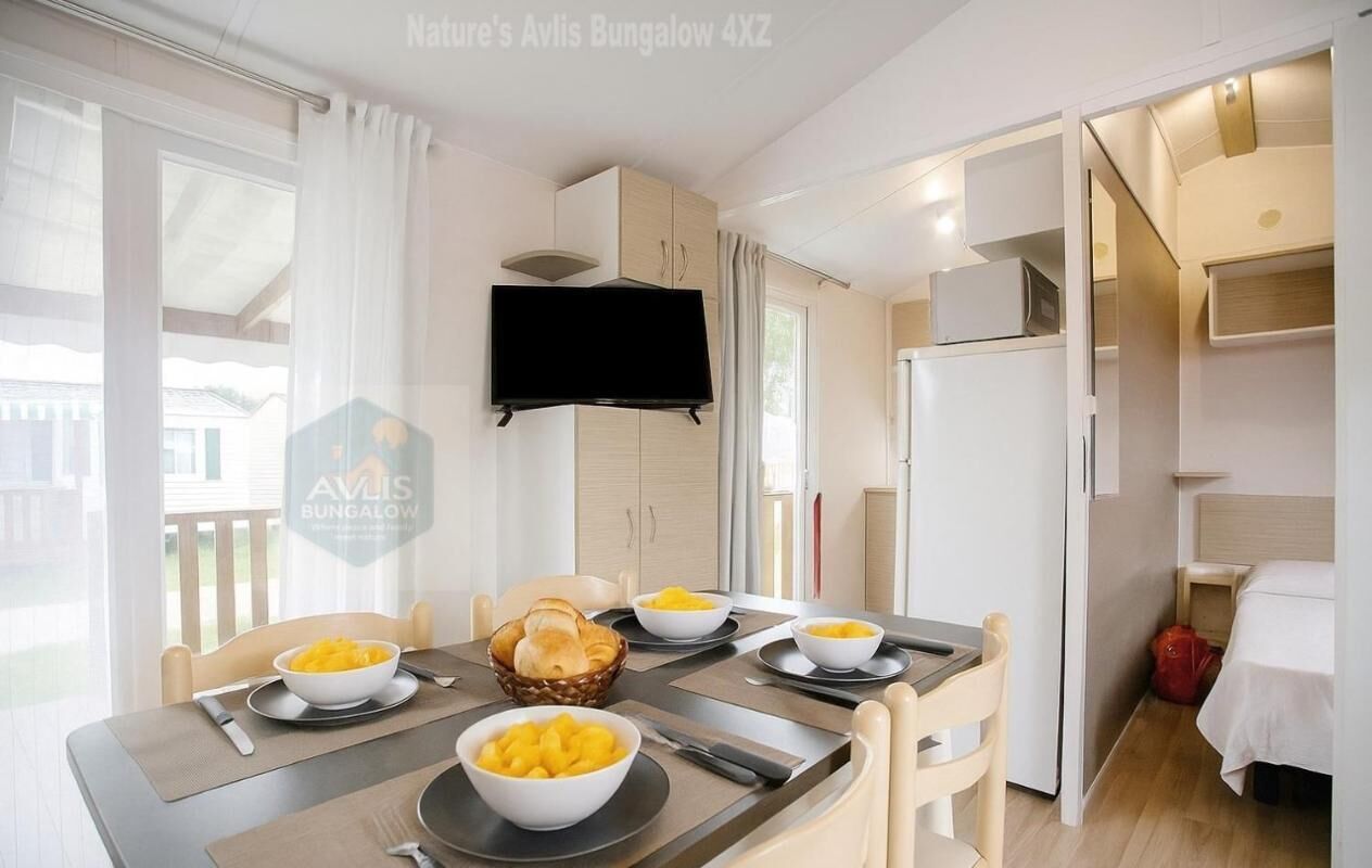 Bungalow, 2 Bedrooms, Balcony, Garden View | Dining room