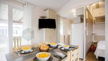 Bungalow, 2 Bedrooms, Balcony, Garden View | Dining room