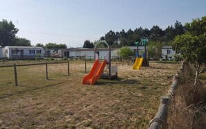 Bungalow, 2 habitaciones, balcón, vista al jardín | Área infantil