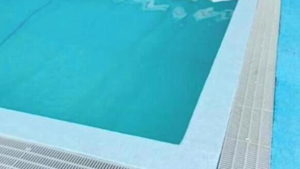 An indoor swimming pool with a tiled floor and a glass ceiling. - Casa Nature's Avlis Bungalow 4XZ (Alcobaça)