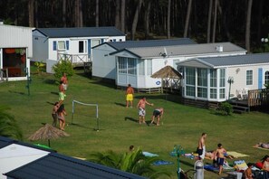 منزل صغير - غرفتا نوم - بشرفة - منظر للحديقة | المنشأة من الخارج