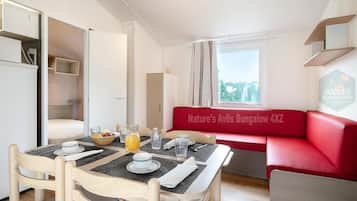 Bungalow, 2 Bedrooms, Balcony, Garden View | Living room