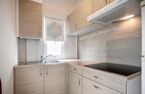 Bungalow, 2 Schlafzimmer, Balkon, Gartenblick | Innenbereich