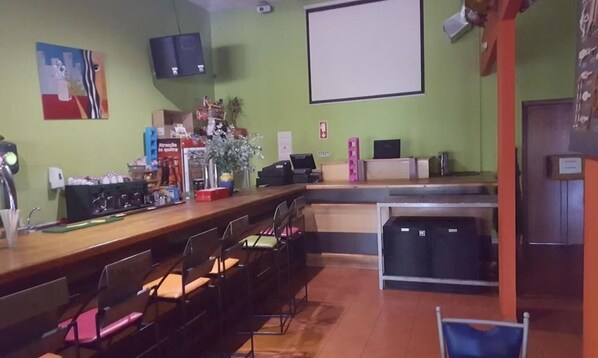 Bungalow, 2 habitaciones, balcón, vista al jardín | Bar (en la propiedad)