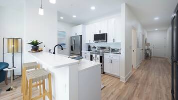 Micro-ondes, four, plaque de cuisson, lave-vaisselle