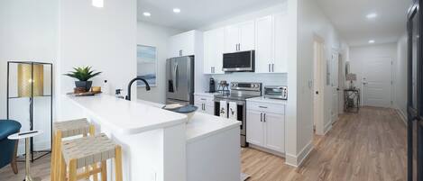 Microondas, horno, parrilla de estufa y lavavajillas