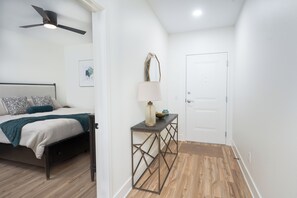 1 habitación, tabla de planchar con plancha, internet y ropa de cama