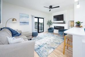 Televisión y chimenea