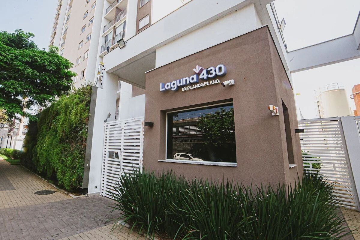 A building with a sign reading "Laguna 430" and "BY PLANO & PLANO".