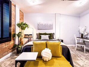Iron/ironing board, WiFi, bed sheets - Incredible Downtown Apartment W/ Views & Desk (Idaho Falls)