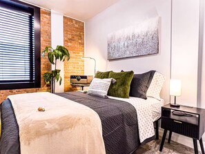 Tabla de planchar con plancha, wifi y ropa de cama 