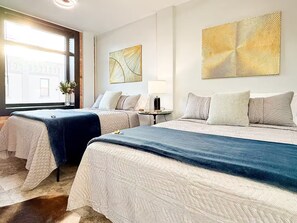 Iron/ironing board, WiFi, bed sheets - Phenomenal Downtown Two Queen Suite w/Futon & Tub (Idaho Falls)