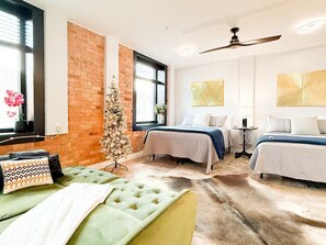 Tabla de planchar con plancha, wifi y ropa de cama 