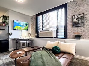 Living area - Breathtaking Luxury Suite w/Fold-out Futon & Bench (Idaho Falls)