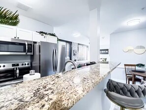 Private kitchen - Breathtaking Luxury Suite w/Fold-out Futon & Bench (Idaho Falls)