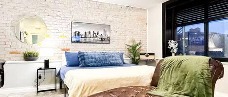 Tabla de planchar con plancha, wifi y ropa de cama