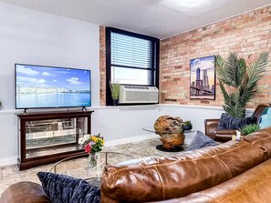 Living area - Charming 1-bedroom apartment with fitness room and AC in delightful Idaho Falls (Idaho Falls)