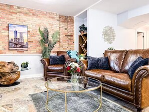 Living area - Charming 1-bedroom apartment with fitness room and AC in delightful Idaho Falls (Idaho Falls)